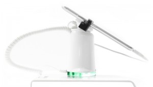 Стойка DX-20 с LED подсветкой, высокая Высокая стойка DX-20 – это яркая, презентабельная и функциональная, красиво презентующая товар. Корпус сделан с учетом требований современных магазинов электронной техники, поэтому имеет плавную, обтекаемую форму, глянцевое покрытие и стандартный белый цвет. Любой гаджет будет смотреться стильно и изыскано, привлекая внимание покупателя.